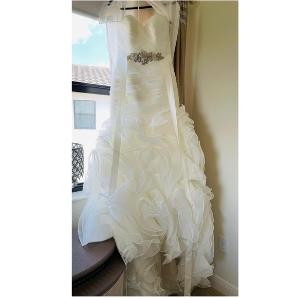 White beautiful wedding dress - Picture 3 of 3